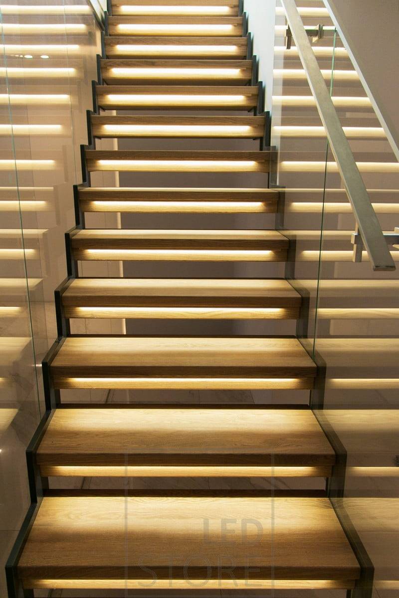 Schodišťové osvětlení s led pásky pro osvětlení schodiště.